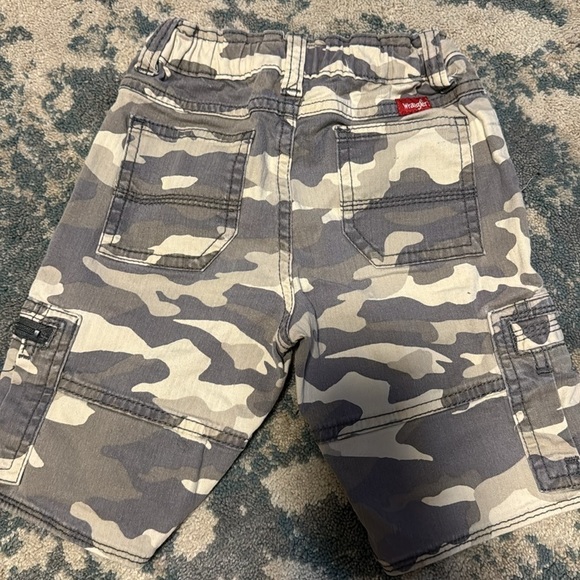 Boy Wrangler Camo cargo shorts size 5 - Picture 2 of 4